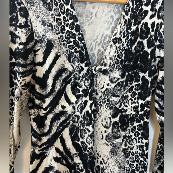 Cache VTG Black and White Animal Print Twist Front Top - Picture 8 of 10
